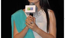 好友爆料秦岚上学视频,重温青春岁月的青涩瞬间